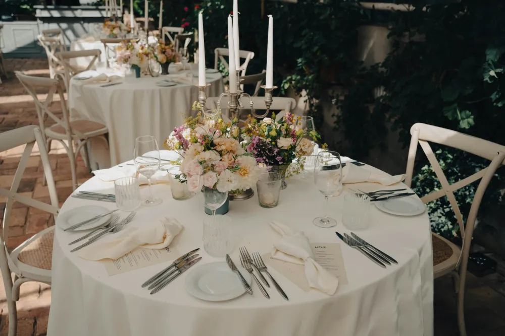 Decorated wedding table with floral details.